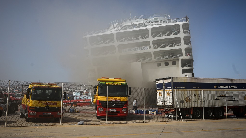 Συνεχίζονται οι προσπάθειες κατάσβεσης της πυρκαγιάς στο πλοίο «Ελ. Βενιζέλος» (video)