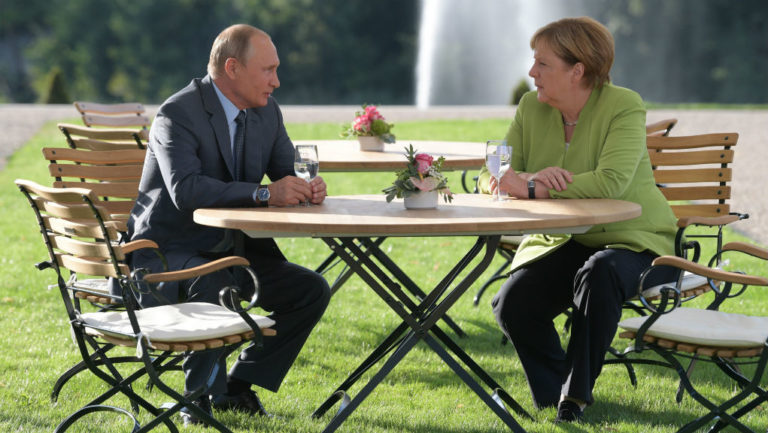 “Καλή θέληση” για την επίλυση των διεθνών διενέξεων εξέφρασαν Μέρκελ και Πούτιν