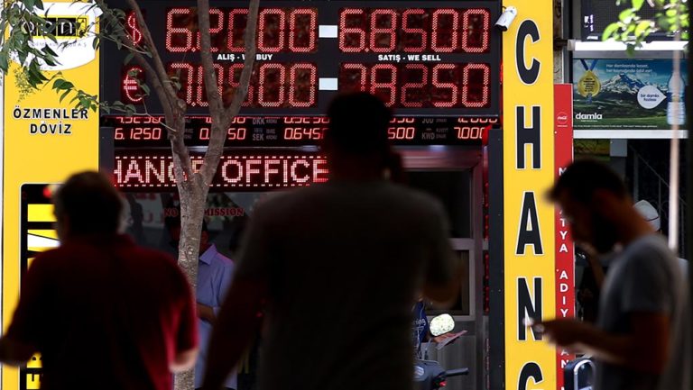 Υποχωρεί η τούρκικη λίρα έναντι του δολαρίου
