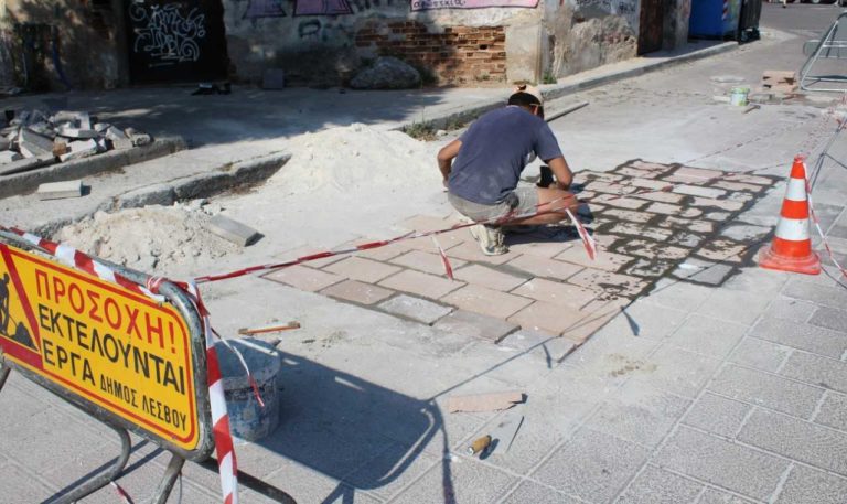 Επισκευαστικές εργασίες σε δρόμους και πεζοδρόμια της Μυτιλήνης
