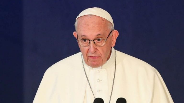 Το Βατικανό “ρετουσάρει” δήλωση του πάπα για την ομοφυλοφιλία