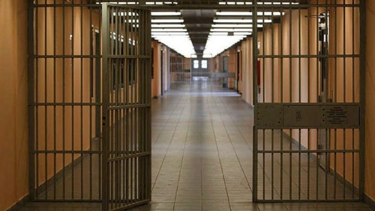 Ποινή φυλάκισης 8 ετών και στους 3 ανήλικους που σκότωσαν την 50χρονη στην Αγ. Βαρβάρα
