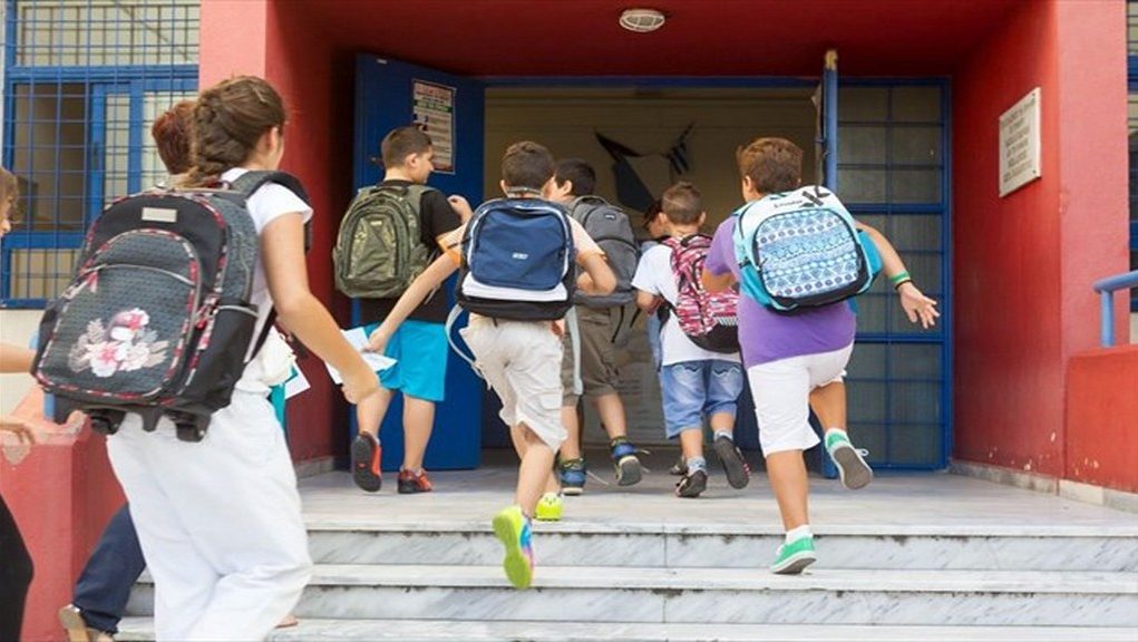 Άνοιξαν σήμερα τα σχολεία – Χωρίς κενά διαβεβαιώνει το υπουργείο Παιδείας (video)