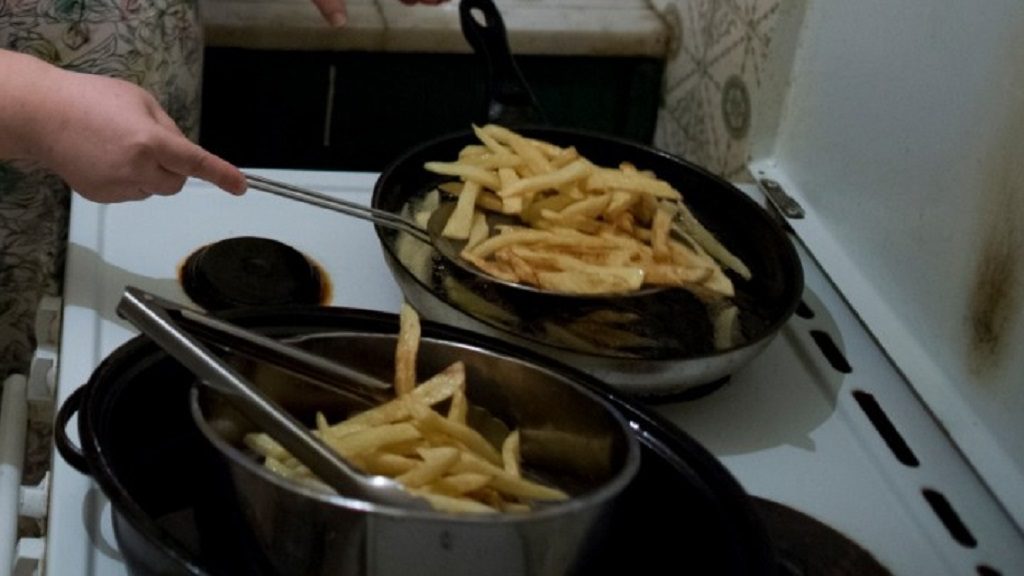 Η Νάξος κατέρριψε το ρεκόρ Γκίνες σερβιρίσματος τηγανητής πατάτας