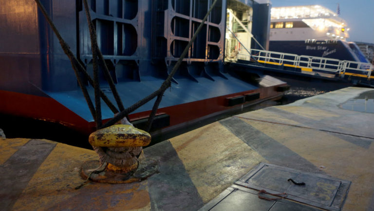 Πρόσκρουση δύο επιβατηγών πλοίων στο λιμάνι του Πειραιά – Δεν αναφέρθηκε τραυματισμός