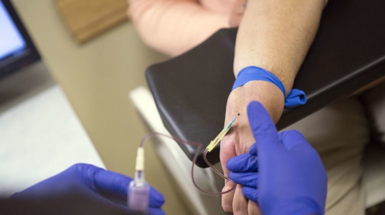 Νέο τεστ αίματος δίνει πληροφορίες για την «ώρα» του βιολογικού μας ρολογιού