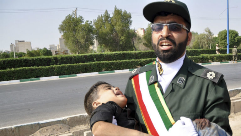 Ιράν: Nεκροί και τραυματίες από επίθεση ενόπλων σε στρατιωτική παρέλαση στην Αχβάζ
