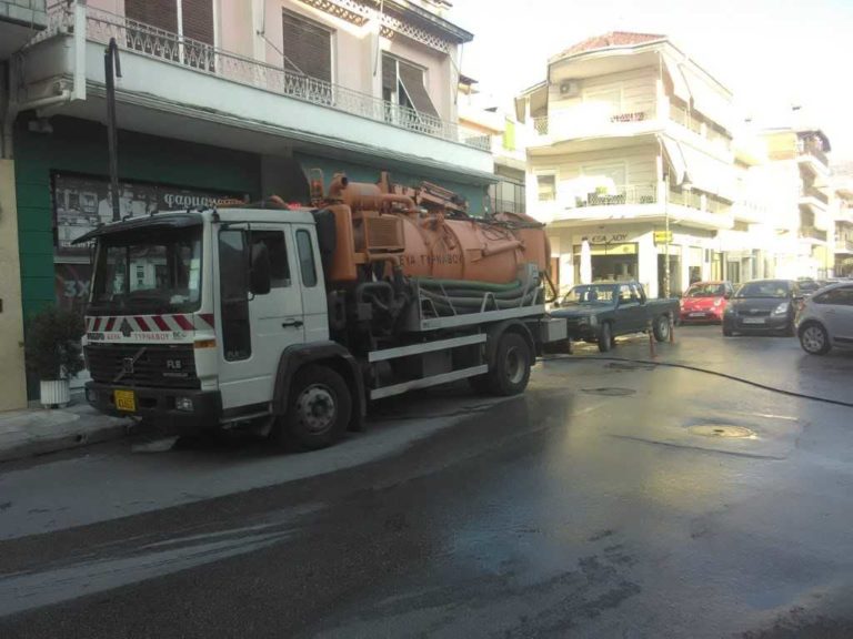 Έπλυνε κεντρικούς δρόμους η ΔΕΥΑ Τυρνάβου