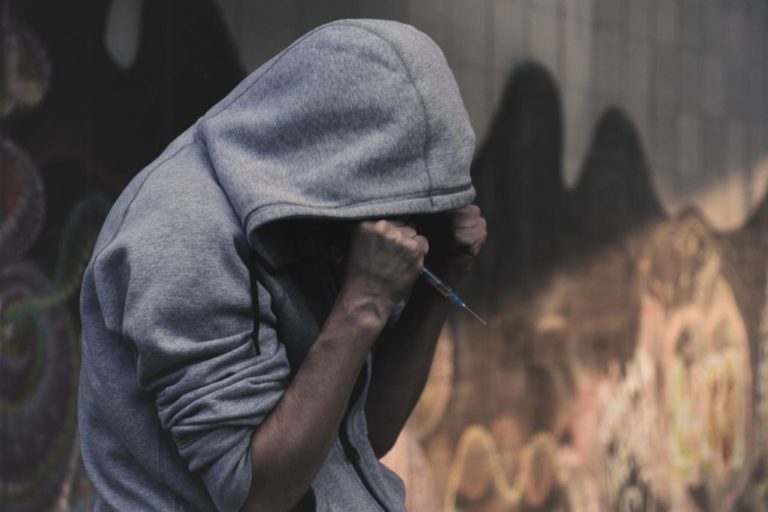 Έρευνα: Ένας αρχαίος ιός είναι πιθανό να σχετίζεται με τον εθισμό στα ναρκωτικά
