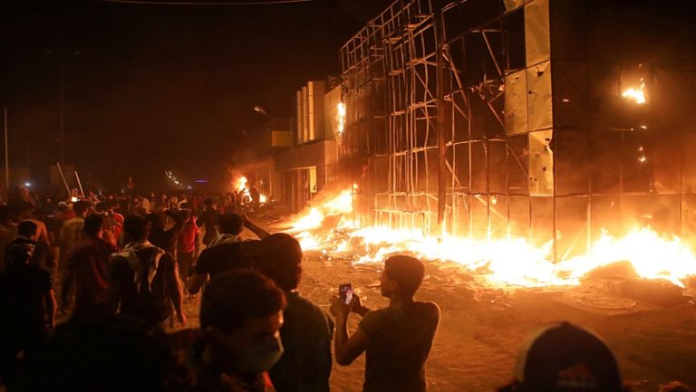 Βασόρα: Χαοτική νύχτα με νεκρούς – Στις φλόγες το προξενείο του Ιράν