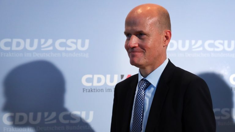Έχασε την ηγεσία της Κ.Ο. των CDU/CSU ο υποψήφιος των Μέρκελ – Ζεεχόφερ