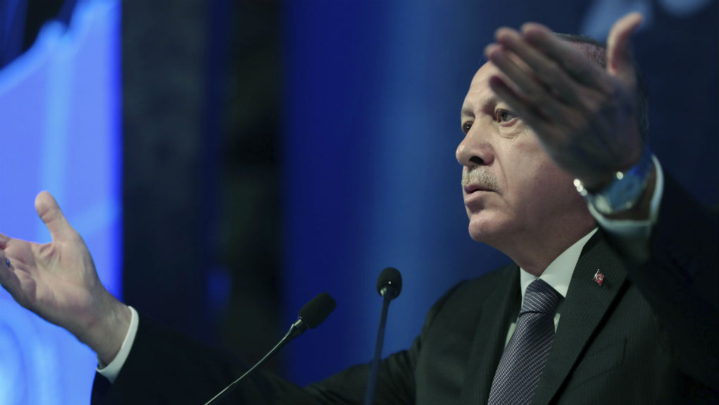 Ο Ερντογάν «βάζει πάγο» στις νέες επενδύσεις και βλέπει τις ΗΠΑ πίσω από την κρίση (video)