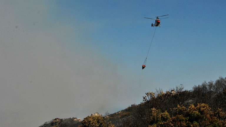 Ζάκυνθος: Μεγάλη πυρκαγιά στο χωριό Κοιλιωμένος