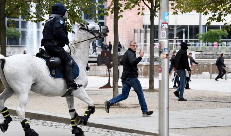 Γερμανία: Aστυνομική επέμβαση με τραυματίες ανάμεσα σε ακροδεξιούς και αντιφασίστες (video)
