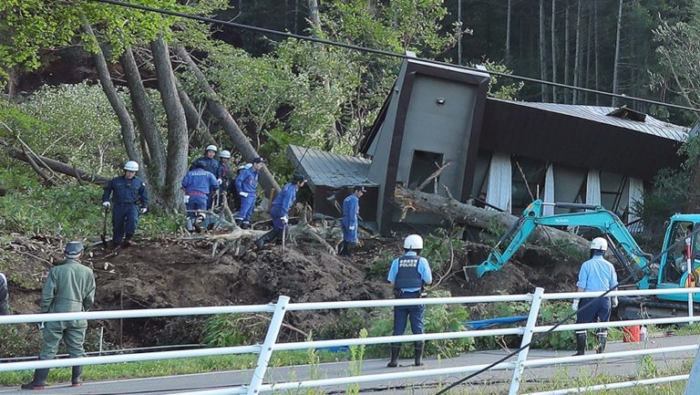 Ισχυρός σεισμός στην Ιαπωνία-Nεκροί και δεκάδες αγνοούμενοι (video)