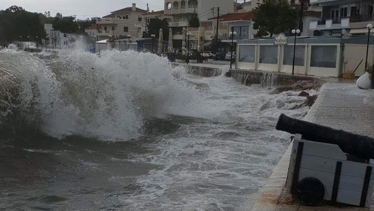 Προβλήματα λόγω του κύματος κακοκαιρίας-Επί ποδός ο κρατικός μηχανισμός (video)