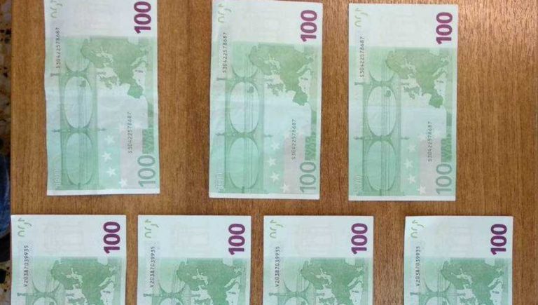 Καβάλα: Συνελήφθη με πλαστά χαρτονομίσματα των 100 ευρώ