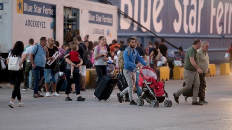 Αυξημένη κίνηση στα λιμάνια μετά τη λήξη της απεργίας της ΠΝΟ