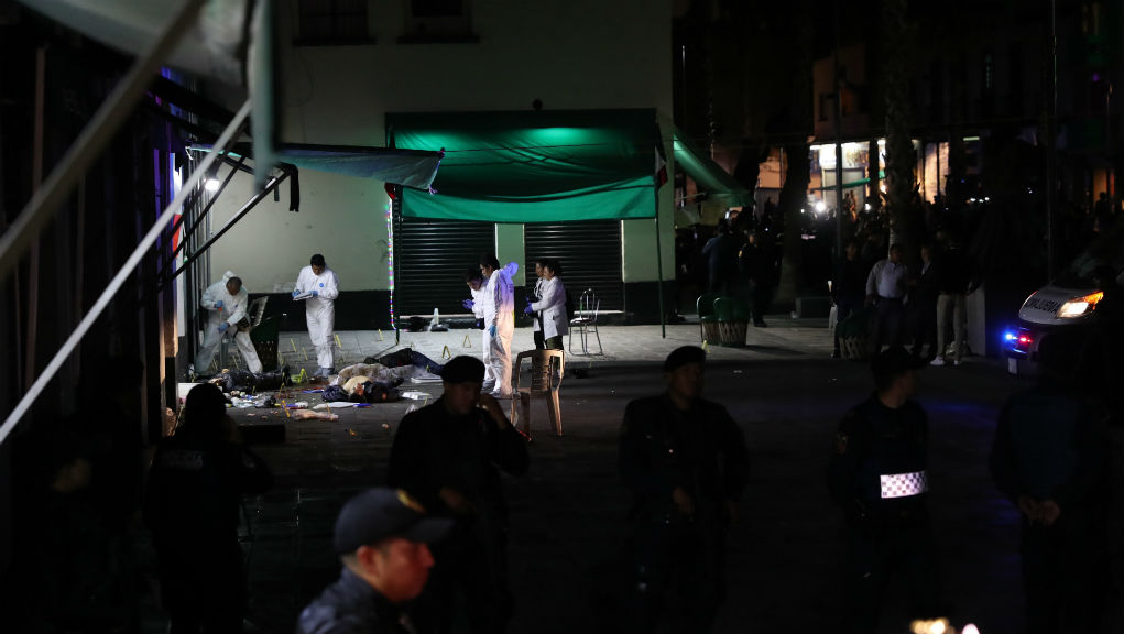 Πυροβολισμοί με νεκρούς σε τουριστική πλατεία του Μεξικού (video)
