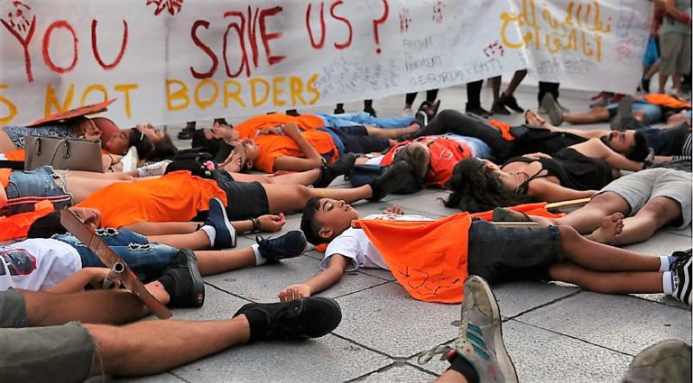 «Η διάσωση δεν είναι έγκλημα»: Διαμαρτυρία στην πλατεία Συντάγματος