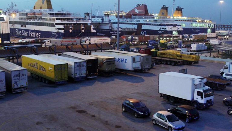 Πρόσκρουση δύο φορτηγών πλοίων στο αγκυροβολιο του Πειραιά-Μόνο υλικές ζημιές