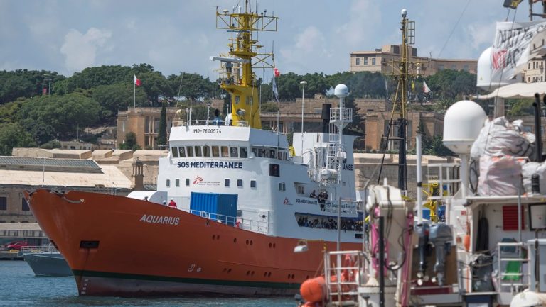 Η ακτοφυλακή της Λιβύης διέσωσε 235 μετανάστες – Στη Μασσαλία ζήτησε να ελλιμενιστεί το Aquarius