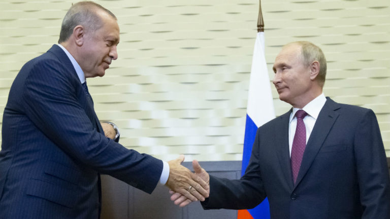 Σε εγκάρδια ατμόσφαιρα η συνάντηση Πούτιν-Ερντογάν στο Σότσι