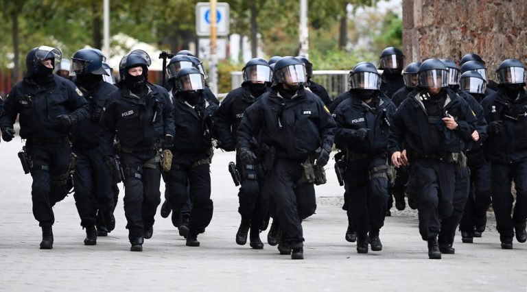 Γερμανία: Σε διαθεσιμότητα δύο αστυνομικοί που χαιρέτισαν ναζιστικά