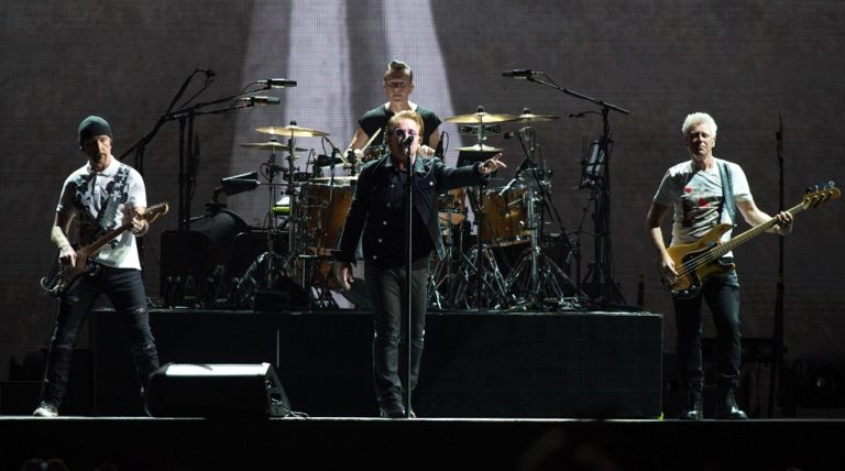 «Έχασε τη φωνή του» ο Μπόνο κατά τη διάρκεια συναυλίας των U2 στο Βερολίνο