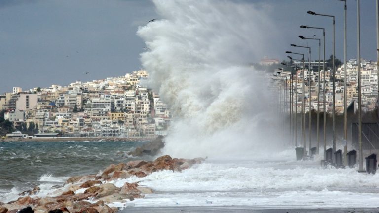 Δεμένα τα πλοία- Κρύο, θυελλώδεις άνεμοι-Κλειστά τα σχολεία σε Τήνο, Μύκονο, Άνδρο (video)