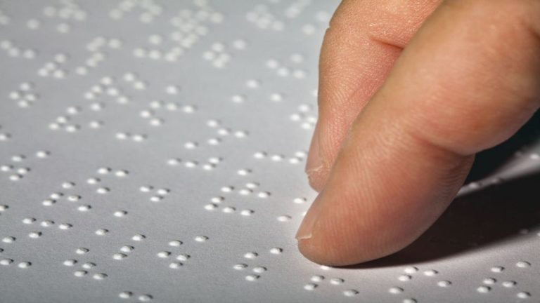 Τιμοκαταλόγους με το σύστημα braille προμηθεύονται οι επιχειρήσεις στη Ρόδο