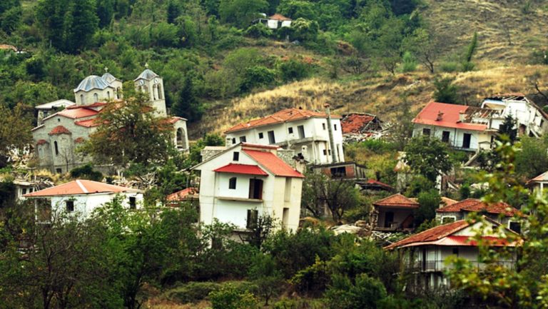 Κατεδαφίζονται επικίνδυνα κτίσματα στο Ροπωτό Πύλης