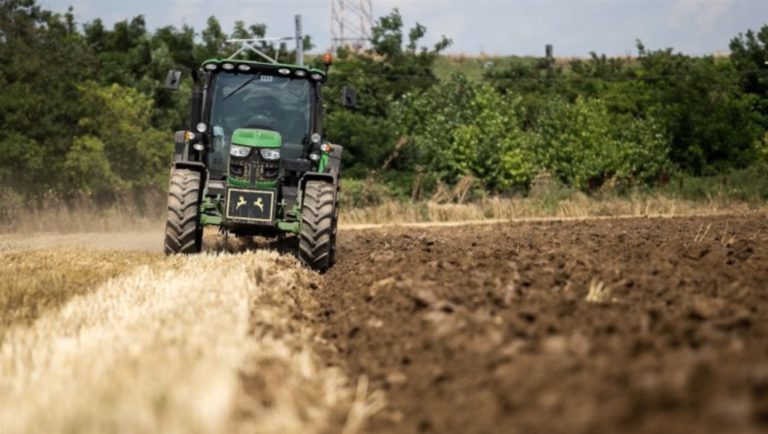 Διάψευση από τον ΥπΑΑΤ, Μ. Βορίδη για επιβολή τελών κυκλοφορίας στα τρακτέρ