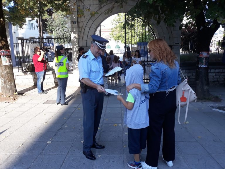 Ενημερωτικά φυλλάδια από την Τροχαία για τους μαθητές
