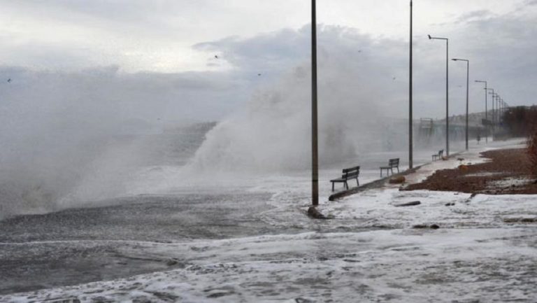 Λουτράκι: Οι δυνατοί άνεμοι “έκλεισαν” τα σχολεία