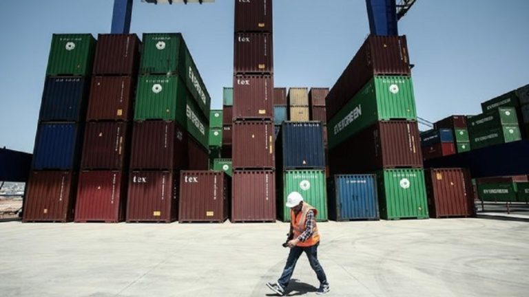 Πειραιάς: Συγκέντρωση εργαζομένων στη διακίνηση εμπορευματοκιβωτίων