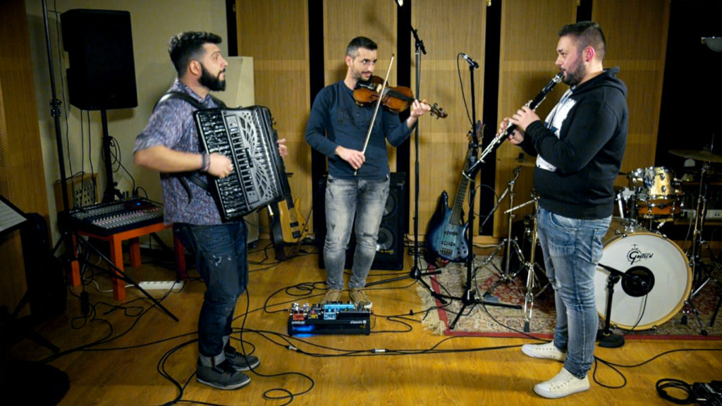Ο Θάνος Σταυρίδης με τους dRom στους «Σύγχρονους Παραδοσιακούς Μουσικούς» της ΕΡΤ3