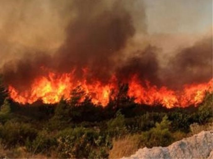 Σέρρες: Μαίνεται η φωτιά στην περιοχή της Βαμβακιάς