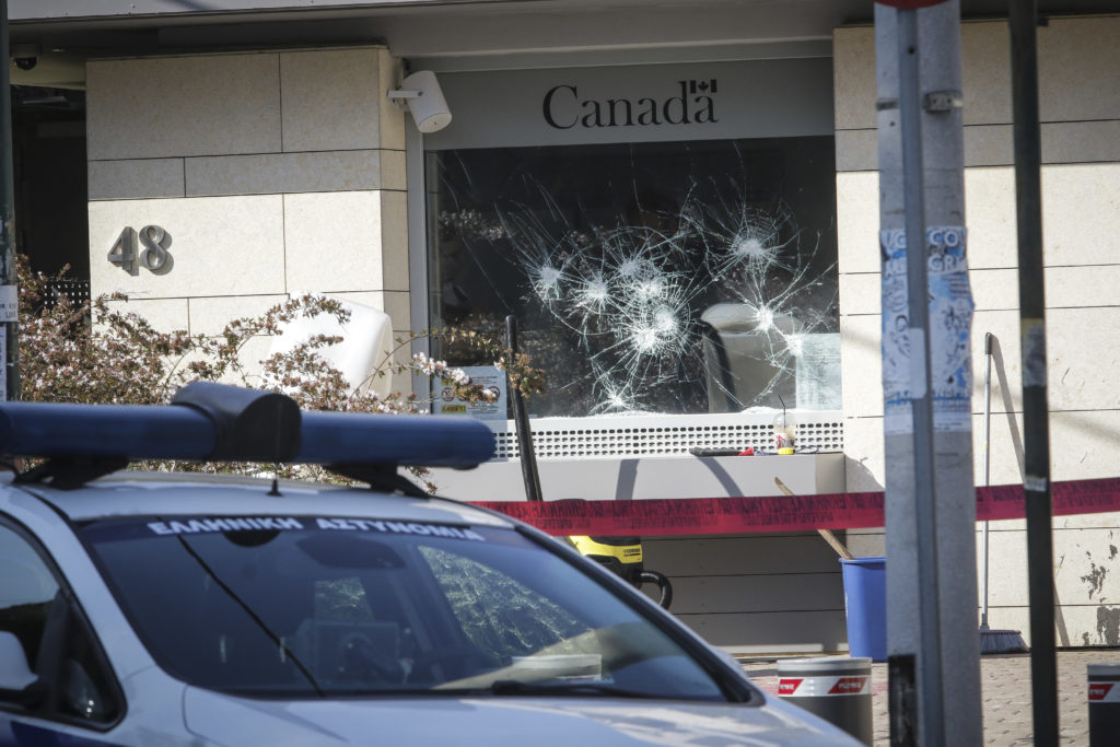 ΥΠΕΞ – κόμματα καταδικάζουν την επίθεση Ρουβίκωνα στην πρεσβεία του Καναδά (video)