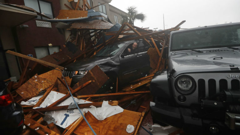 ΗΠΑ: Καταστροφές και δύο νεκροί από τον κυκλώνα Μάικλ-Υποβαθμίστηκε σε κατηγορία 1 (video)