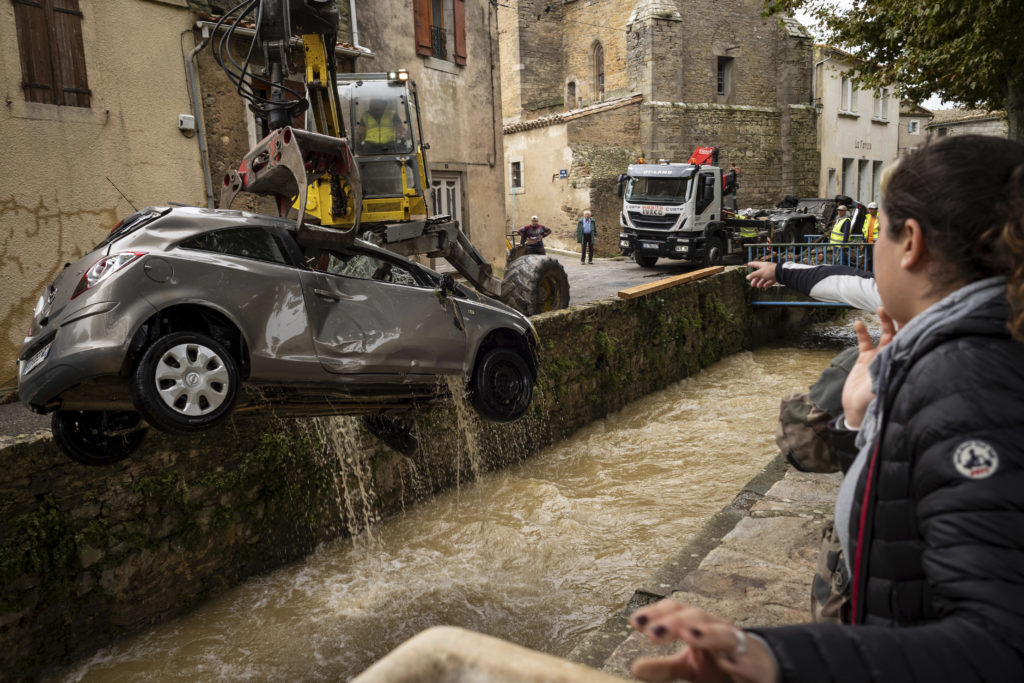 Τρεις άνθρωποι εξακολουθούν να αγνοούνται από τις φονικές πλημμύρες στη Γαλλία
