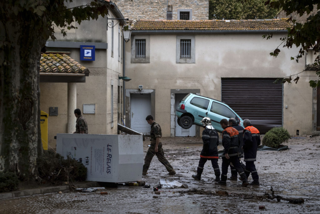 Τρεις άνθρωποι εξακολουθούν να αγνοούνται από τις φονικές πλημμύρες στη Γαλλία