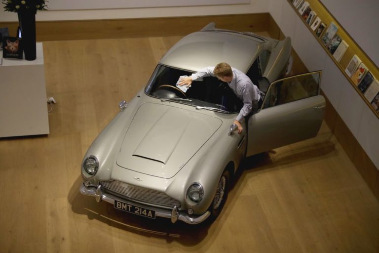 Με Aston Martin στους δρόμους του Λονδίνου γιορτάζεται η «Παγκόσμια Ημέρα Τζέιμς Μποντ»