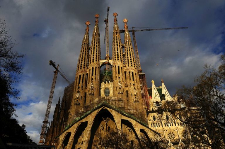 Συμφωνία με τις δημοτικές αρχές της Βαρκελώνης ελλείψει οικοδομικής άδειας της Σαγράδα Φαμίλια