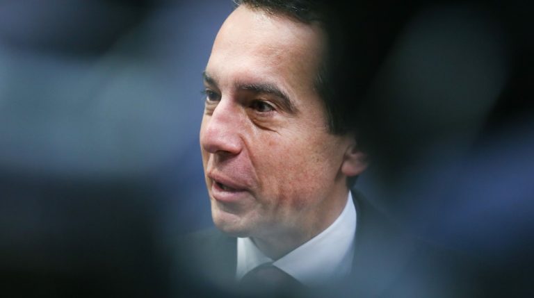 Αυστρία: Την αποχώρησή του από την πολιτική ανακοίνωσε ο πρώην καγκελάριος Κρ. Κερν