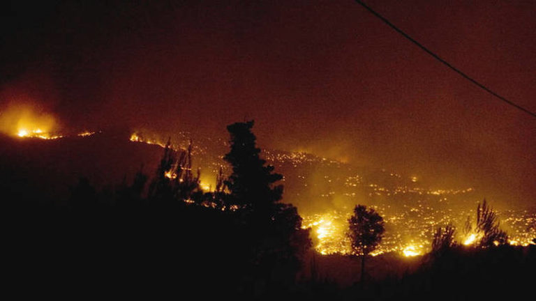 Φωτιά τα μεσάνυχτα σε Περαία και Φίλυρο