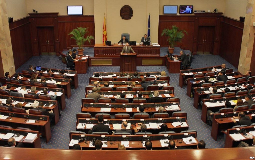 ΠΓΔΜ: Η Βουλή ψήφισε και τα τέσσερα σχέδια τροπολογιών του Συντάγματος