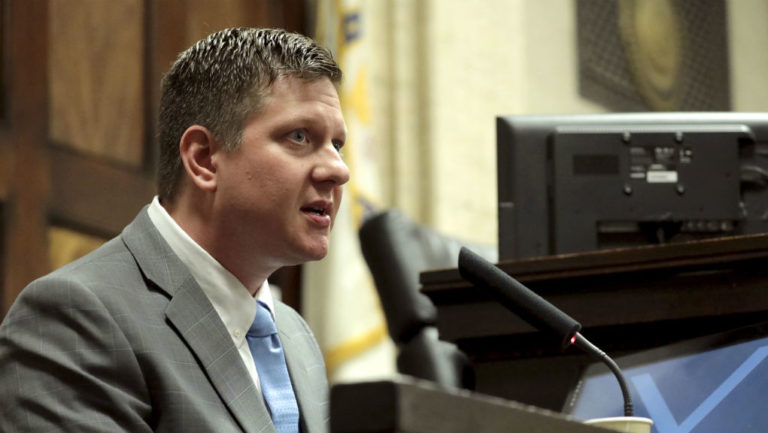 ΗΠΑ: Ξεκίνησε η δίκη του αστυνομικού που πυροβόλησε 16 φορές έναν μαύρο έφηβο