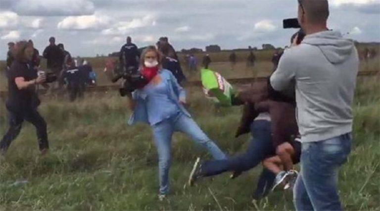 Ουγγαρία: Κλώτσησε μετανάστες και απαλλάχθηκε από το δικαστήριο