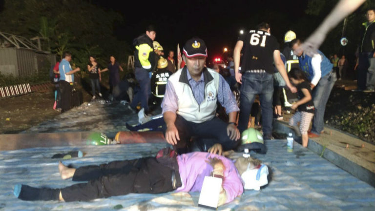 Νεκροί και τραυματίες από εκτροχιασμό αμαξοστοιχίας στην Ταϊβάν (video)